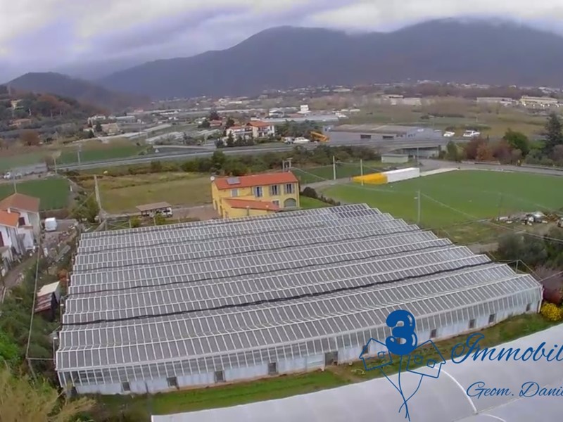 Attività commerciale in Vendita a Albenga, 690'000€, 227 m²