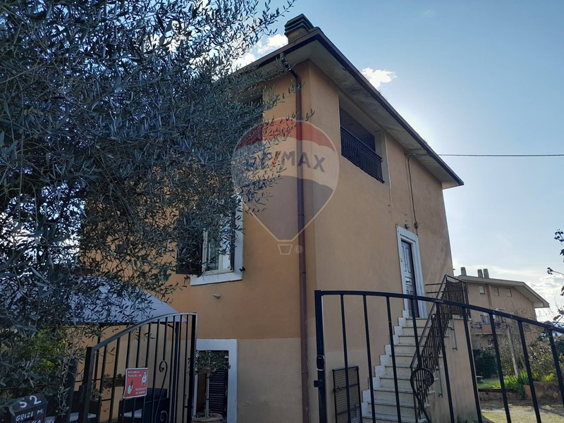 Casa Indipendente in Vendita a Forano, zona Gavignano, 129'000€, 200 m²