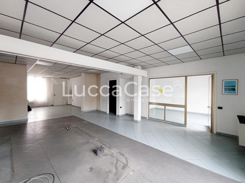 Immobile commerciale in Affitto a Capannori, zona Lunata, 1'500€, 310 m²