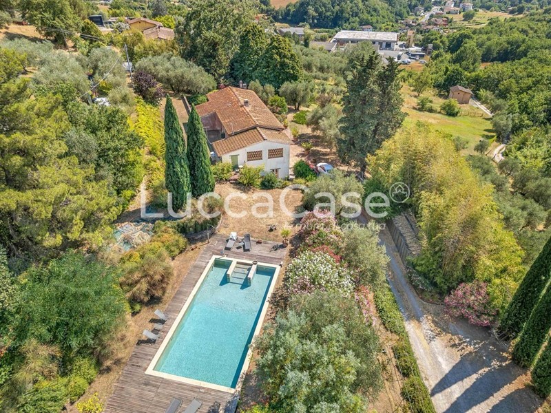 Casale in Vendita a Capannori, 790'000€, 290 m²