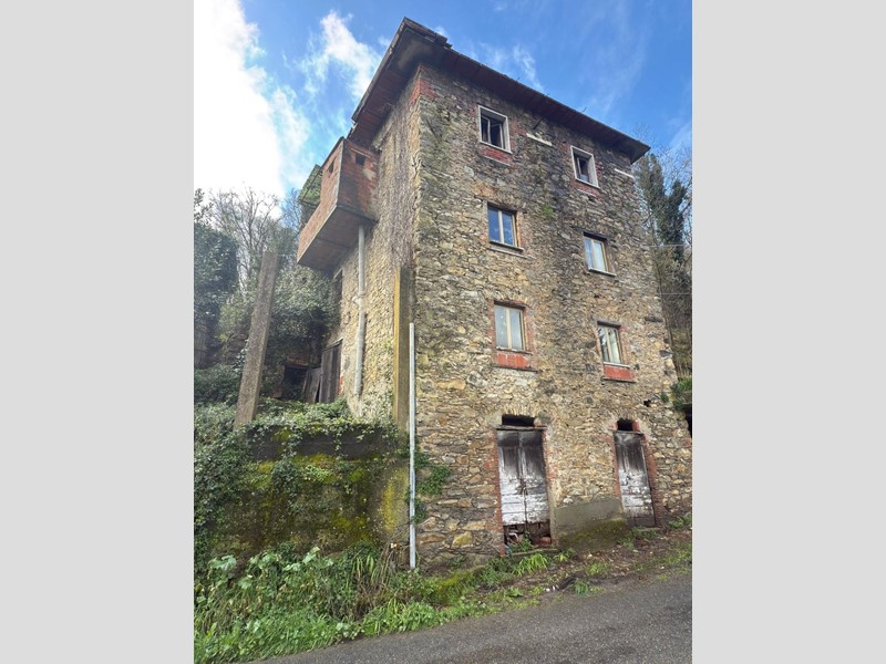 Casa Indipendente in Vendita a Carrara, zona Fossola, 38'000€, 200 m²