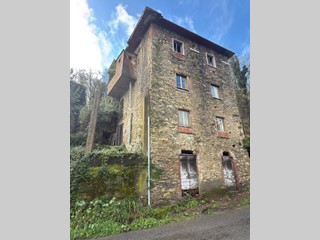 Casa Indipendente in Vendita a Carrara, zona Fossola, 38'000€, 200 m²