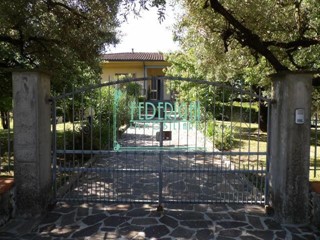 Villa in Vendita a Capannori, zona Zone, 420'000€, 300 m²