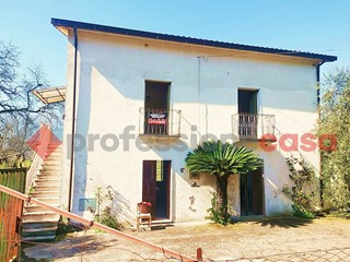 Casa Indipendente in Vendita a Rocca d'Evandro, 60'000€, 155 m²