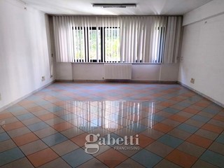 Ufficio in Affitto a Campobasso, 1'500€, 250 m²