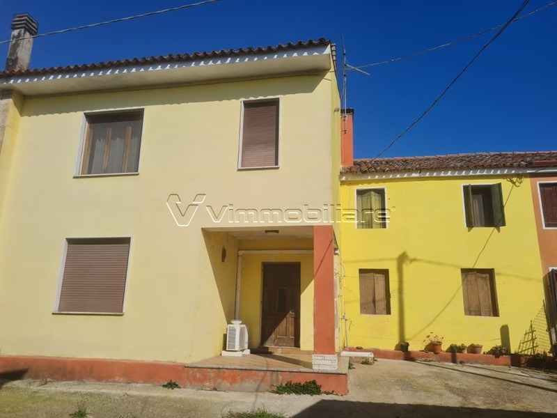 Casa Semi Indipendente in Vendita a Noventa Vicentina, 70'000€, 259 m²