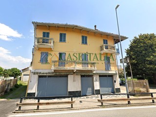 Attività commerciale in Affitto a Ivrea, 1'900€, 190 m²