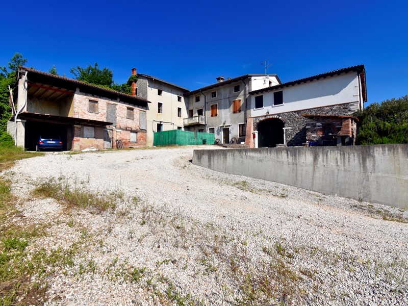 Casa Indipendente in Vendita a Chiampo, 450'000€, 920 m²