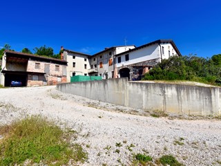 Casa Indipendente in Vendita a Chiampo, 920 m²