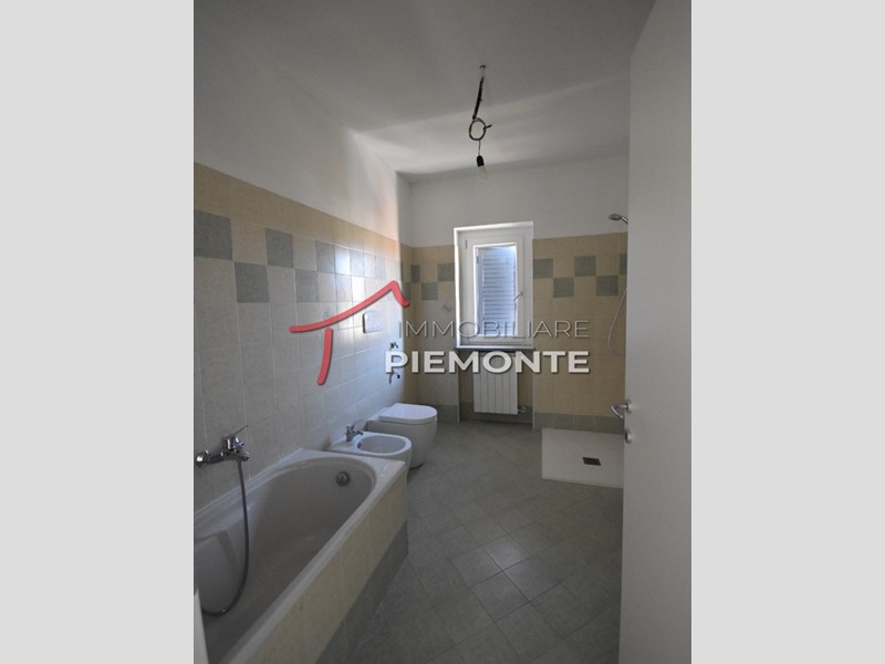 Trilocale in Vendita a Fontaneto d'Agogna, 85'000€, 74 m², con Box