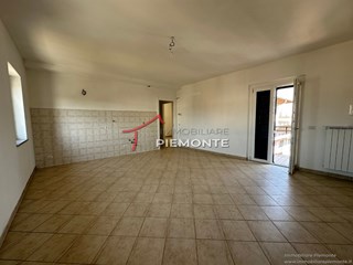 Trilocale in Vendita a Fontaneto d'Agogna, 85'000€, 74 m², con Box
