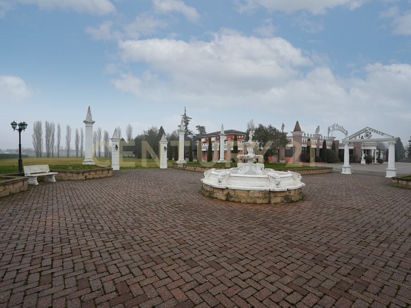 Immobile commerciale in Vendita a Bergantino, 485'000€, 755 m², arredato