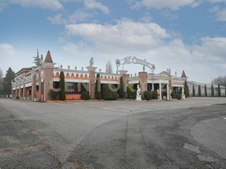 Immobile commerciale in Vendita a Bergantino, 485'000€, 755 m², arredato