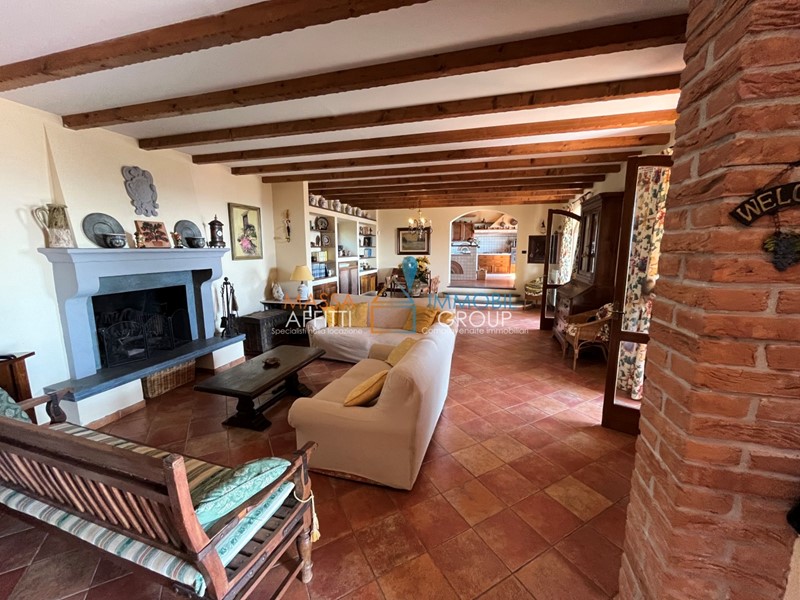 Casa Indipendente in Vendita a Massa, zona Mirteto, 900'000&euro;, 250 m², arredato, con Box