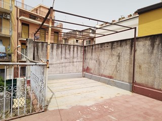 Casa Indipendente in Vendita a Aci Catena, zona Centro, 45'000€, 77 m²