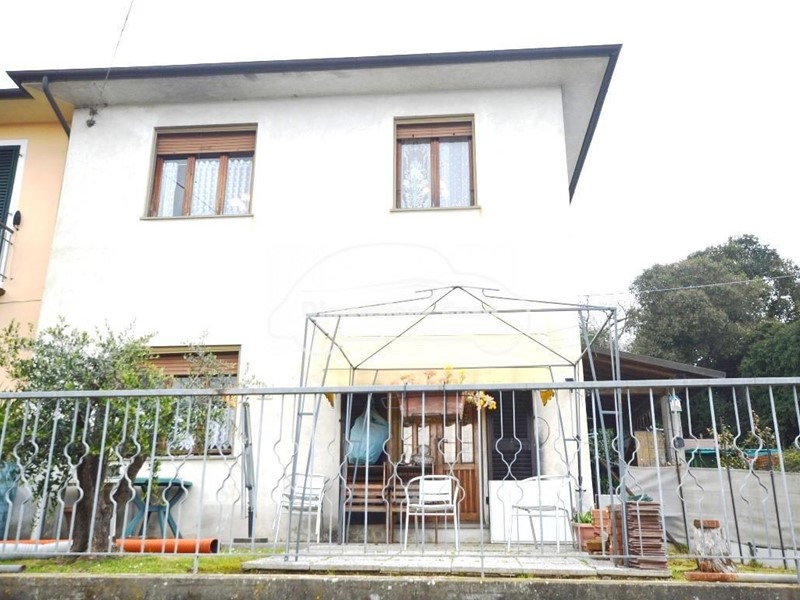 Villetta a schiera in Vendita a Lucca, zona Santa Maria a Colle, 180'000&euro;, 120 m², arredato