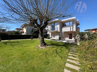 Villa in Vendita a Forte dei Marmi, zona Vaiana, 950'000€, 200 m², arredato