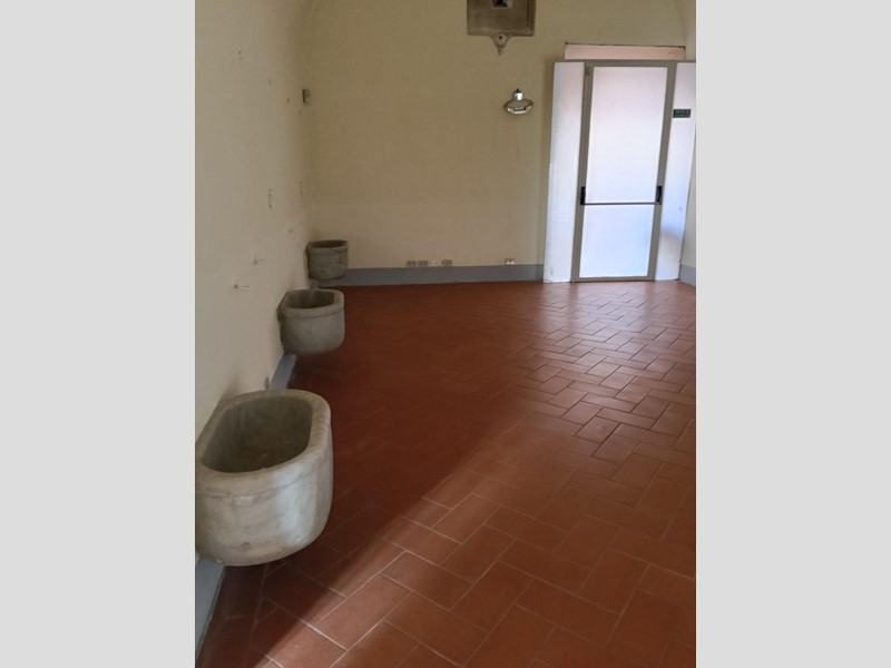Ufficio in Affitto a Pisa, 1'500€, 250 m²