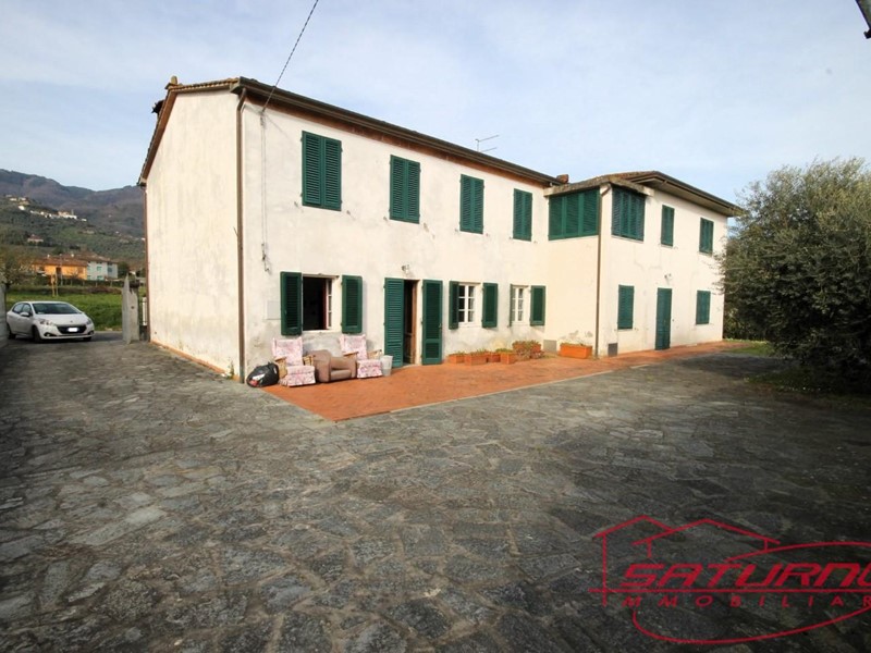 Casa di corte in Vendita a Capannori, zona Marlia, 470'000€, 380 m²
