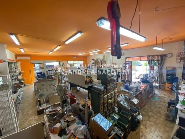 Negozio in Vendita a Santa Maria a Monte, zona Ponticelli, 285'000€, 200 m²