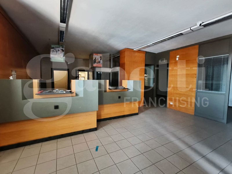 Ufficio in Vendita a Amelia, 170'000€, 170 m², arredato