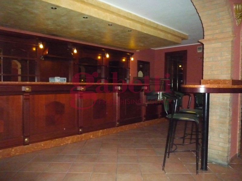Attività commerciale in Vendita a Candiana, 150'000€, 393 m²
