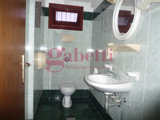 Attività commerciale in Vendita a Candiana, 150'000€, 393 m²