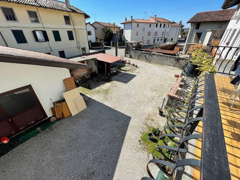 Villa bifamiliare in Vendita a Reana del Rojale, 195'000€, 165 m², con Box