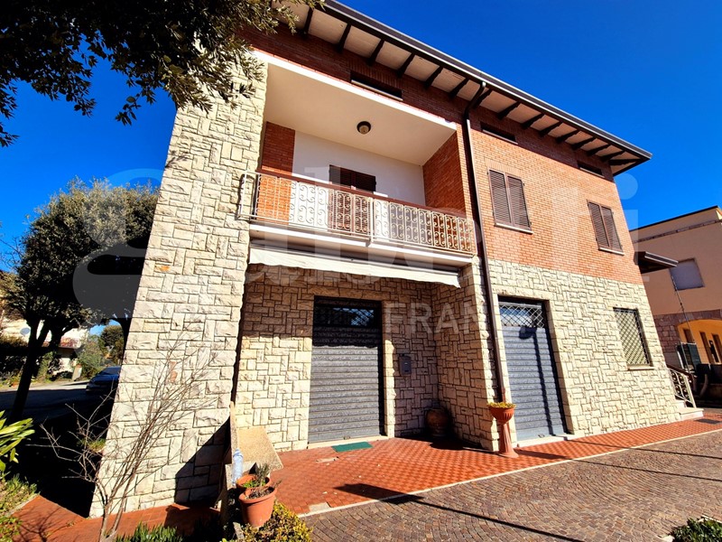 Casa Indipendente in Vendita a Bettona, 195'000€, 280 m²