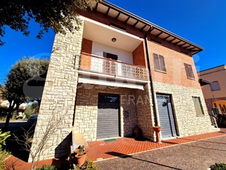 Casa Indipendente in Vendita a Bettona, 195'000€, 280 m²