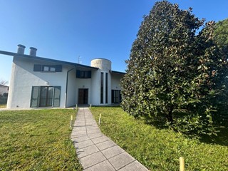 Casa Indipendente in Vendita a Rezzato, 530'000€, 492 m², con Box