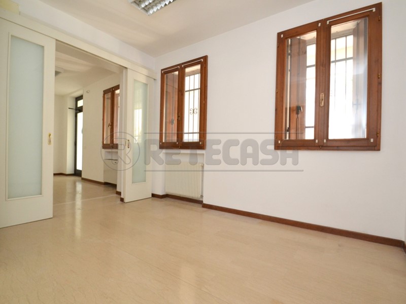Ufficio in Vendita a Valdagno, zona MAGLIO DI SOPRA, 38'000€, 102 m²