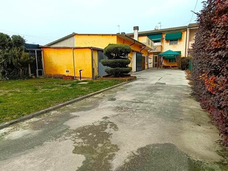 Villa in Vendita a Ceregnano, zona FRAZIONI - ZONA RURALE, 110'000€, 179 m², con Box