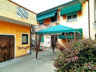 Villa in Vendita a Ceregnano, zona FRAZIONI - ZONA RURALE, 110'000€, 179 m², con Box