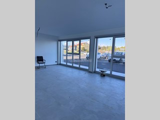 Ufficio in Affitto a Cepagatti, zona Villanova, 2'520€, 286 m²