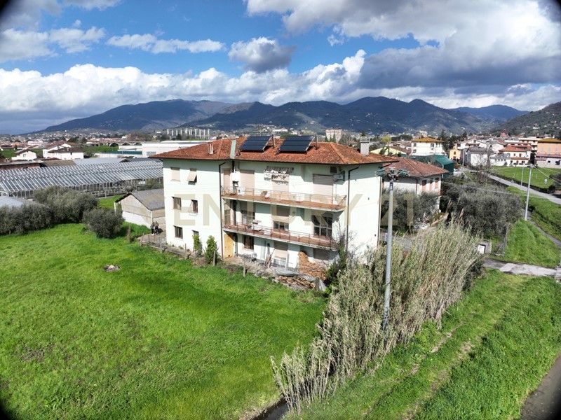 Appartamento in Vendita a Pescia, 140'000€, 300 m², con Box