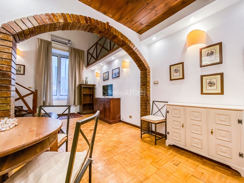 Bilocale in Affitto a Napoli, zona Chiaia, 900€, 50 m²