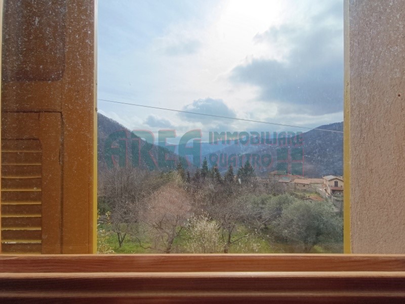 Appartamento in Vendita a Pieve di Teco, zona Moano, 98'000€, 300 m²