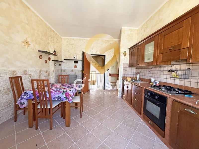 Trilocale in Vendita a Brindisi, zona Commenda, 63'000€, 63 m², arredato