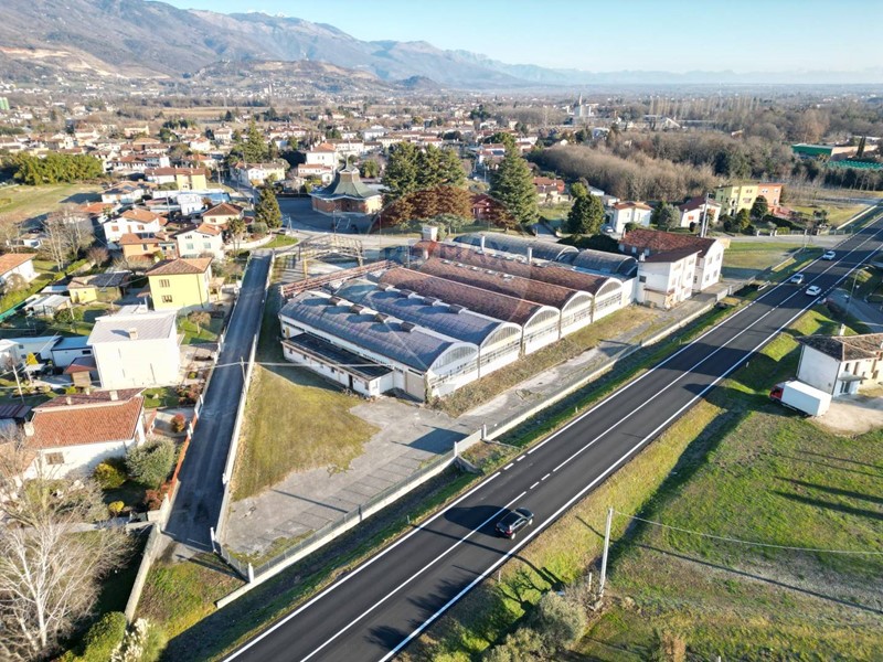 Immobile commerciale in Vendita a Cordignano, zona Ponte della Muda, 930'000€, 6360 m²