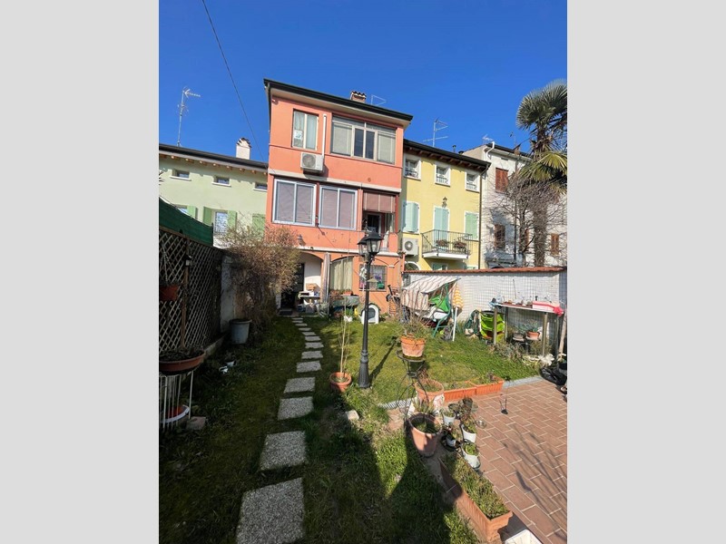 Casa Indipendente in Vendita a Mantova, zona Centro storico, 270'000€, 240 m²