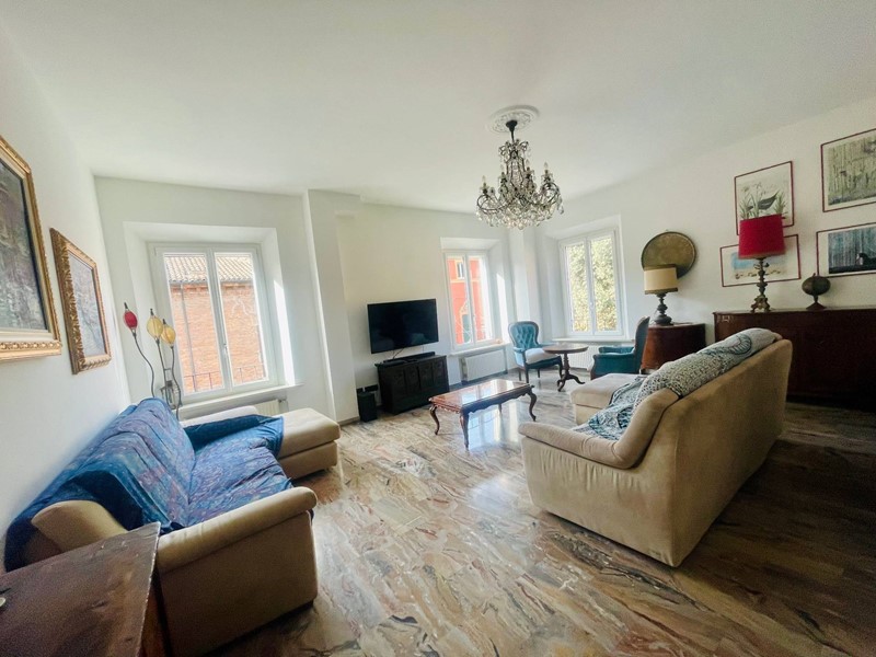 Appartamento in Vendita a Ferrara, zona Centro storico, 430'000€, 200 m²