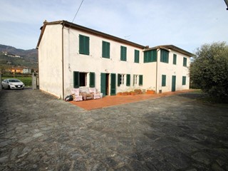 Casa di corte in Vendita a Capannori, zona Marlia, 470'000€, 380 m²