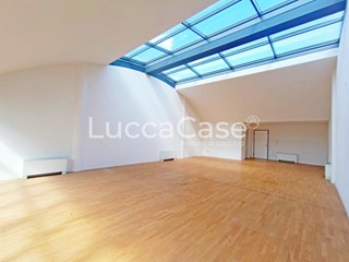 Ufficio in Affitto a Lucca, zona San Concordio Contrada, 2'600€, 200 m²