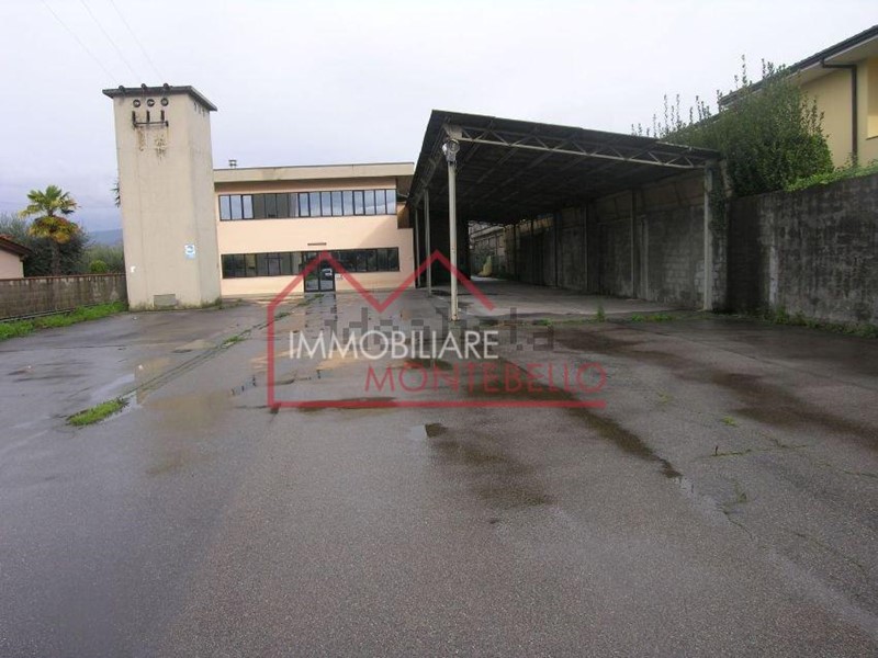 Capannone in Vendita a Capannori, zona Lammari, 270'000€, 1800 m²
