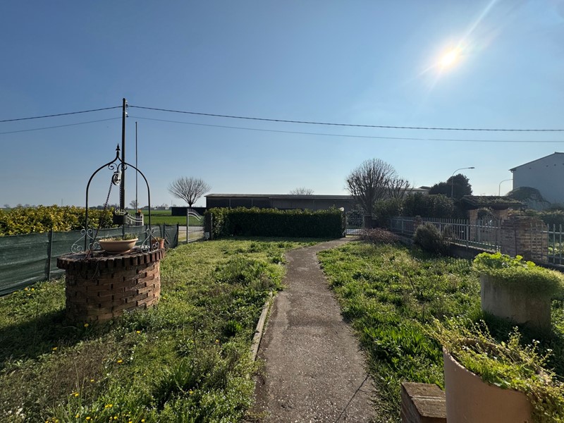 Casa Indipendente in Vendita a Pojana Maggiore, 129'000&euro;, 220 m²