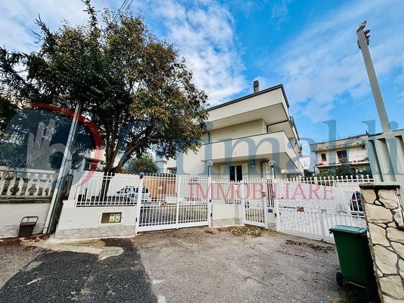 Villa in Affitto a Giugliano in Campania, 1'800€, 200 m², arredato