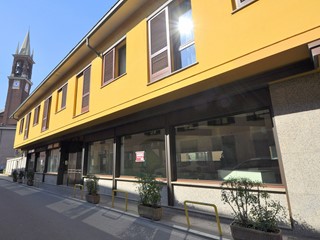 Negozio in Affitto a Inveruno, 800€, 55 m²