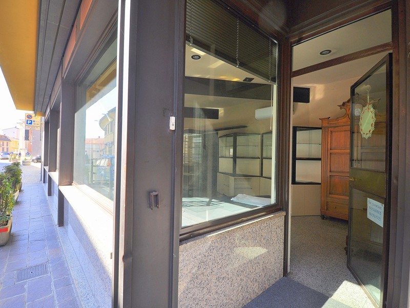 Negozio in Affitto a Inveruno, 800€, 55 m²