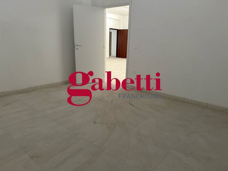 Magazzino in Affitto a Capodrise, 1'000€, 153 m²